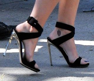 Katy Perry feet photo thumbnail