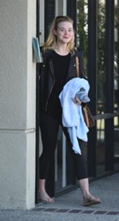 Elle Fanning feet photo thumbnail