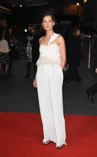 Rosamund Pike feet photo thumbnail