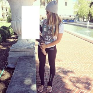 Jessie James Decker feet photo thumbnail