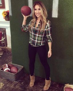 Jessie James Decker feet photo thumbnail