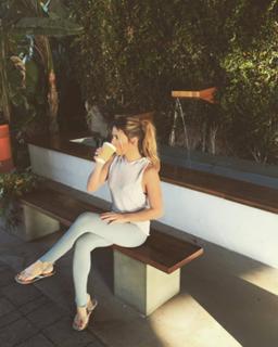 Jessie James Decker feet photo thumbnail