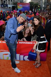 Anna Kendrick feet photo thumbnail