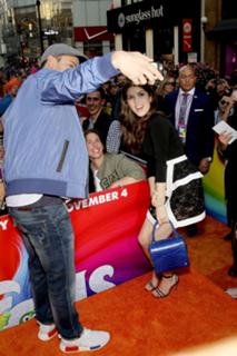 Anna Kendrick feet photo thumbnail