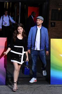 Anna Kendrick feet photo thumbnail