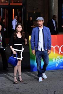 Anna Kendrick feet photo thumbnail