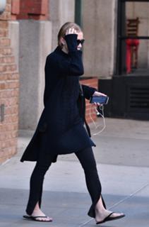 Ashley Olsen feet photo thumbnail
