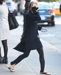Ashley Olsen feet photo thumbnail
