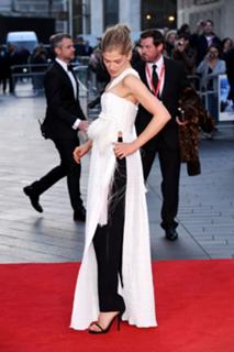 Rosamund Pike feet photo thumbnail