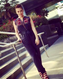 Alyssa Milano feet photo thumbnail