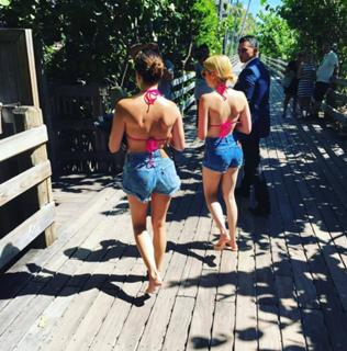 Emma Roberts feet photo thumbnail