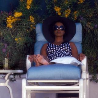 Zoe Saldana feet photo thumbnail