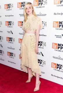 Elle Fanning feet photo thumbnail