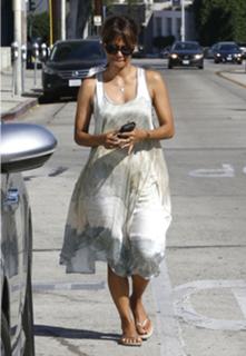 Halle Berry feet photo thumbnail
