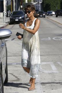 Halle Berry feet photo thumbnail