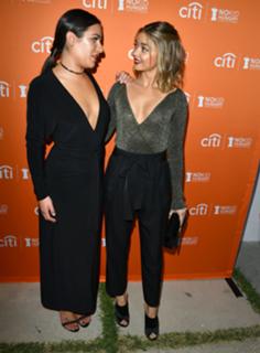 Sarah Hyland feet photo thumbnail