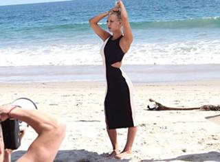 Kaley Cuoco feet photo thumbnail
