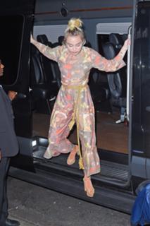 Miley Cyrus feet photo thumbnail