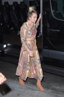 Miley Cyrus feet photo thumbnail