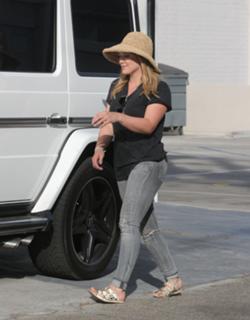Hilary Duff feet photo thumbnail