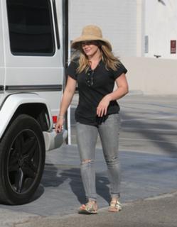 Hilary Duff feet photo thumbnail