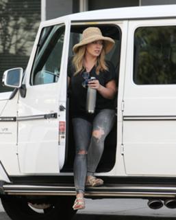 Hilary Duff feet photo thumbnail