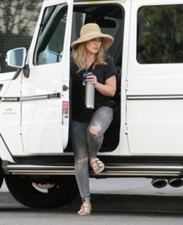 Hilary Duff feet photo thumbnail