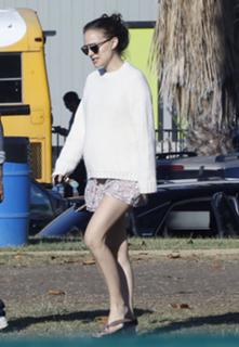Natalie Portman feet photo thumbnail