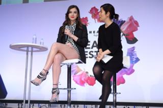 Hailee Steinfeld feet photo thumbnail