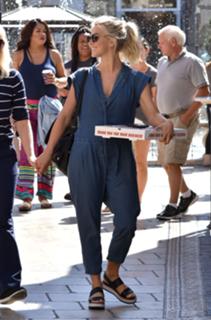 Julianne Hough feet photo thumbnail