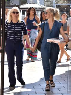 Julianne Hough feet photo thumbnail