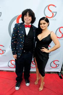 Ariel Winter feet photo thumbnail