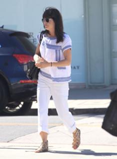 Selma Blair feet photo thumbnail