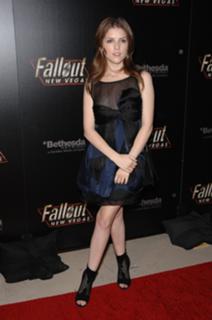 Anna Kendrick feet photo thumbnail
