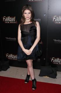 Anna Kendrick feet photo thumbnail