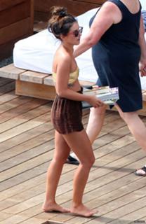 Shenae Grimes-Beech feet photo thumbnail