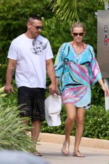 Jenny McCarthy-Wahlberg feet photo thumbnail