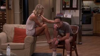 Kaley Cuoco feet photo thumbnail