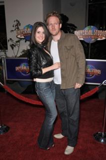 Alison Brie feet photo thumbnail