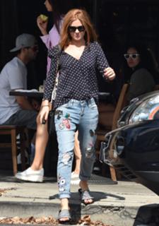 Isla Fisher feet photo thumbnail