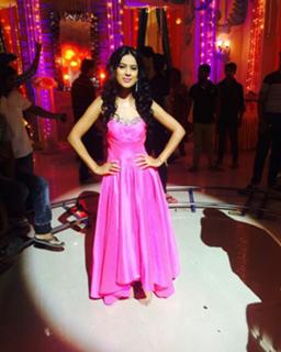 Nia Sharma feet photo 3