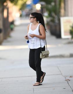 Ariel Winter feet photo thumbnail