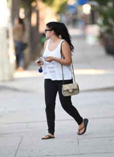 Ariel Winter feet photo thumbnail