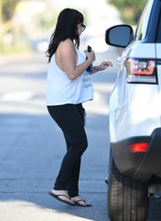 Ariel Winter feet photo thumbnail