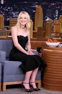 Dakota Fanning feet photo thumbnail