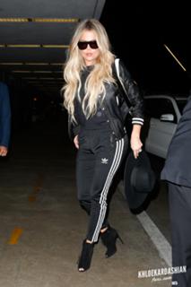 Khloé Kardashian feet photo thumbnail