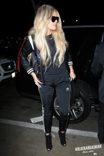 Khloé Kardashian feet photo thumbnail