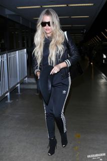 Khloé Kardashian feet photo thumbnail