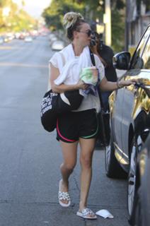 Kaley Cuoco feet photo thumbnail