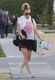 Kaley Cuoco feet photo thumbnail